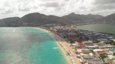St Martin - Güzel plaj ve Philipsburg Great Bay Hava güzel bir plaj ve Turkuaz su Philipsburg Great Bay Karayipler adası Saint-Martin de görünümünde