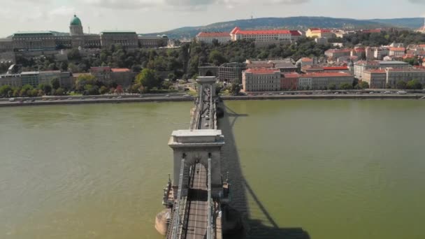 匈牙利布达佩斯著名的19世纪悬索桥鸟瞰图 Szchenyi 链桥是一座横跨布达佩斯和佩斯河之间的悬挂桥 位于匈牙利首都布达佩斯的西面和东边 — 图库视频影像