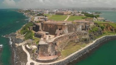 Budapeşte'deki Castle Hill ve Tuna Nehri'nin güzel mimarisi, Macaristan'ın Trinity Meydanı'nın havadan çekimi, Castle Hill'de, 13.