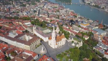 Budapeşte'deki Castle Hill ve Tuna Nehri'nin güzel mimarisi, Macaristan'ın Trinity Meydanı'nın havadan çekimi, Castle Hill'de, 13.