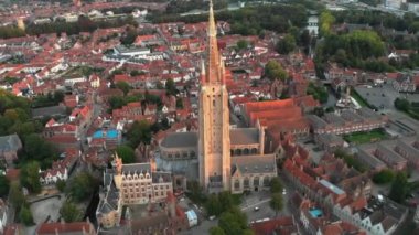 Gün batımında Bruges Gotik mimarisi, Belçika - Our Lady Bruges Kilisesi Our Lady Bruges Kilisesi havadan görünümü, 13..