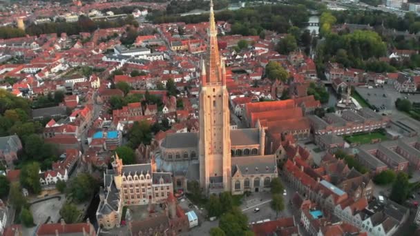 Belga Bruges Napnyugta Gótikus Építészete Szűzanya Temploma Szűzanya Templom Nézete — Stock videók