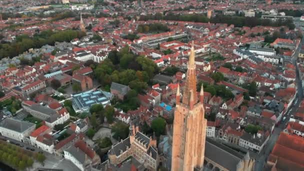 Gotisk Arkitektur Brygge Belgien Vid Solnedgången Kyrkan Vår Fru Brygge — Stockvideo