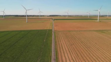 Fransa'da mahsul alanlarında rüzgar türbinleri Fransa'da ürün alanlarında temiz yenilenebilir enerji için rüzgar türbinleri hava hareket atış