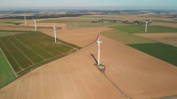 法国农田风力发电机 在法国农田上为清洁可再生能源而拍摄风力涡轮机 — 图库视频影像