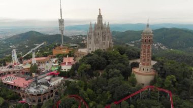 Barselona - İspanya - Tibidabo Eğlence Parkı ve Katolik Kilisesi Bir Eğlence Parkı ve İsa, Katolik Kilisesi Kutsal Kalp Tapınağı ile ünlü Tibidabo dağdan Barselona'nın panoramik manzarası.
