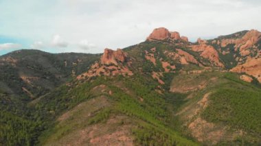 Cap Roux, Azure Sahili'ndeki ünlü kırmızı dağ Esterel Massif, Fransız Rivierası Cap Roux'un havadan görünümü, Akdeniz kıyıları ile Provence, Fransa arasındaki ünlü kırmızı dağ Esterel Massif.
