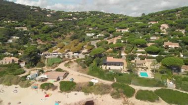 Azure Sahili'nde Akdeniz plaj evleri ve turkuaz su, Fransız Rivierası'nda kayalık tepeleri ve Akdeniz tarzı evler ile turkuaz su ve kumlu plajın havadan görünümü