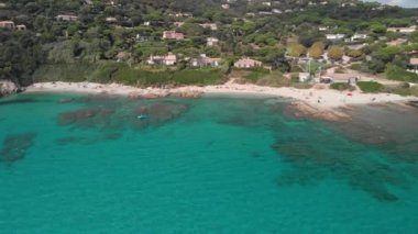 Azure Sahili'nde Akdeniz plaj evleri ve turkuaz su, Fransız Rivierası'nda kayalık tepeleri ve Akdeniz tarzı evler ile turkuaz manzaralı su ve kumlu plajın havadan görünümü