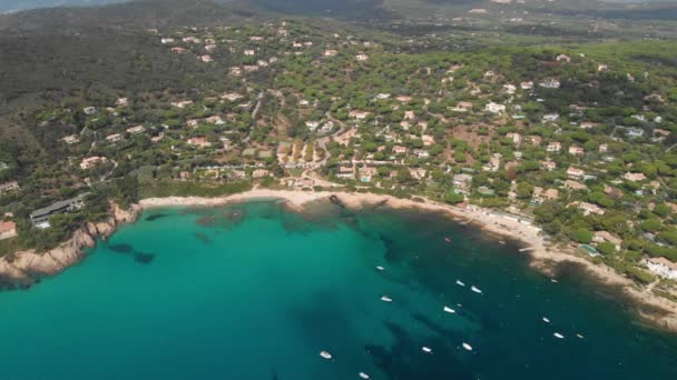 地中海海滩房屋和绿松石水在 Azure 法国里维埃拉空中全景碧绿的海水和沙滩与岩石海角和地中海风格的房子在法国里维埃拉 — 图库视频影像