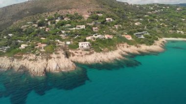 Azure Sahili'nde Akdeniz plaj evleri ve turkuaz su, Fransız Rivierası'nda kayalık tepeleri ve Akdeniz tarzı evler ile turkuaz su ve kumlu plajın havadan görünümü 