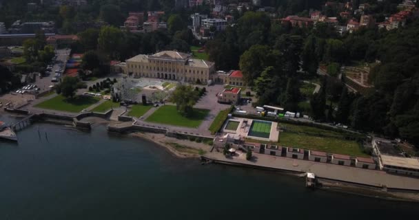 Magnífico Paisaje Las Impresionantes Villas Lago Como Italia Vista Aérea — Vídeo de stock