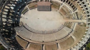 Roma Arenası - Pula.The Pula Arena'daki Roma Arenası'nın Roma Amfitiyatrosu havadan görünümü dört yan kuleye sahip ve üç Roma mimari siparişi tamamen korunmuş olan tek Roma amfitiyatrosudur.. 