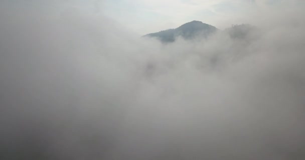 Vlucht Door Mist Mist Wolken Onthullen Bergtop 4Xspeed Log Lucht — Stockvideo