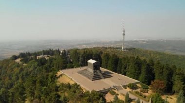 Arka planda Bilinmeyen Kahraman anıtı ve Avala Kulesi, Belgrad, Arka planda Avala Kulesi ile Bilinmeyen Kahraman Anıtı'nın Sırbistan Havadan çekilmiş fotoğrafı