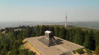 Arka planda Bilinmeyen Kahraman anıtı ve Avala Kulesi, Belgrad, Arka planda Avala Kulesi ile Bilinmeyen Kahraman Anıtı'nın Sırbistan Havadan çekilmiş fotoğrafı