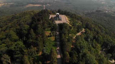Meçhul Kahraman Anıtı, Avala, Belgrad, Sırbistan Bilinmeyen Kahraman Anıtı'nın havadan çekilmiş fotoğrafı Bilinmeyen Kahraman Anıtı, Belgrad'ın güneydoğusunda, Avala Dağı'nın üzerinde yer alan I. Dünya Savaşı anıtıdır.
