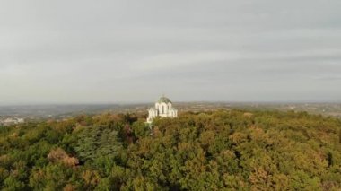 Sırbistan'ın Topola kasabasındaki Oplenac Tepesi'nin tepesinde yer alan Karaorevi'nin Sırp ve Yugoslav kraliyet evinin mozolesi olan Oplenac Kilisesi olarak da bilinen St. George Kilisesi'nin bir tepenin tepesindeki kilise.