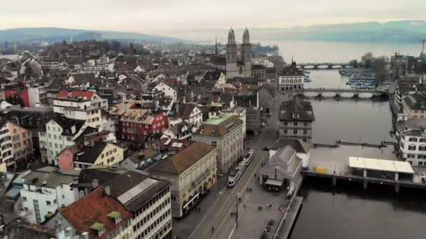 チューリッヒ中心部のリマット川とウォーターフロントの航空写真 スイスのチューリッヒ市は 銀行と金融の世界的な中心地であり スイス北部のチューリッヒ湖の北端にあります — ストック動画