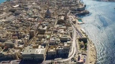 Küresel bir bankacılık ve finans merkezi olan Zürih şehri, Kuzey İsviçre 'deki Zürih Gölü' nün kuzey ucunda yer almaktadır.. 