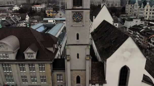 チューリッヒの13世紀ロマネスク様式プレディガーキルシュ教会 スイス市内中心部の13世紀のロマネスク様式のプレディガーキルシュ教会の航空写真 チューリッヒ スイス — ストック動画