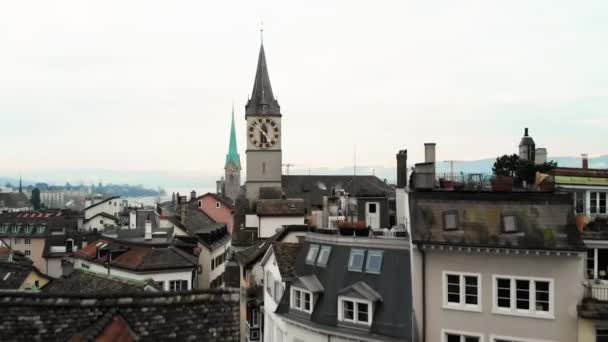 Aerial Utsikt Över Zürich Hustak Och Kyrka Peter Med Ett — Stockvideo