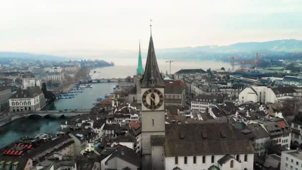 スイス北部のチューリッヒ湖の北端には 銀行と金融の世界的な中心地であるチューリッヒ市があります — ストック動画