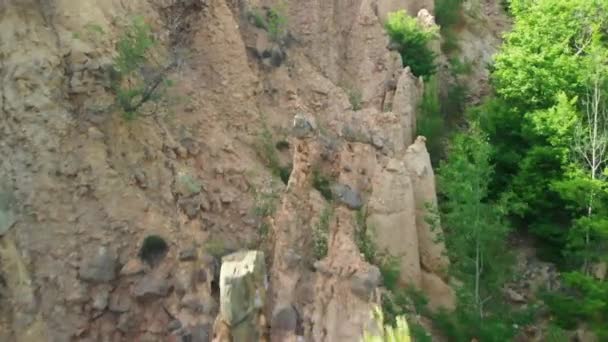 自然の驚異 岩の形成 悪魔の町 ジャヴォルジャ ヴァロス セルビア 数百万年前の激しい火山活動の現場であった土壌の強い浸食によって作成された セルビア南部に位置する独特の岩の形成 — ストック動画