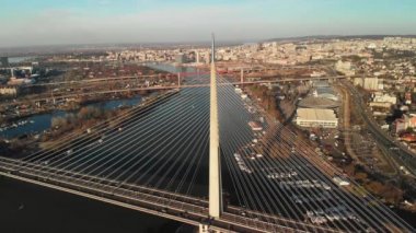 Belgrad'daki ünlü Ada köprüsünün havadan görünümü, Sırbistan kışın