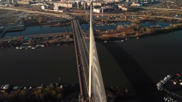 塞尔维亚贝尔格莱德著名的阿达桥在冬季的空中超滞后视图 — 图库视频影像