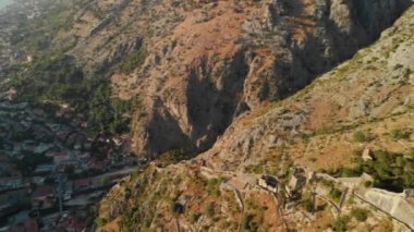 Eski Akdeniz limanı Kotor ve San Giovanni Kalesi
