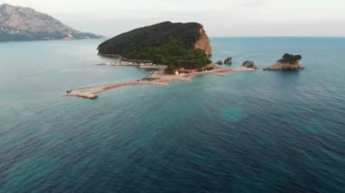 Adriyatik Denizi 'ndeki Sveti Nikola Adası' nın havadan görünüşü