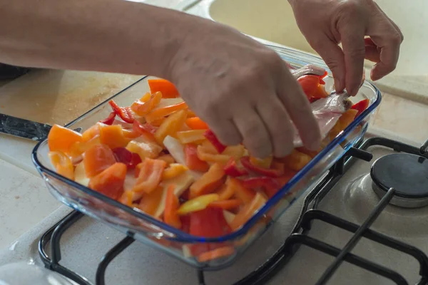 Koch Bereitet Essen Der Küche — Stockfoto