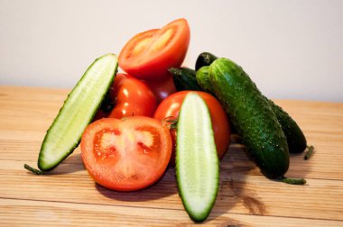  salatalık ve domates ahşap tahta üzerinde