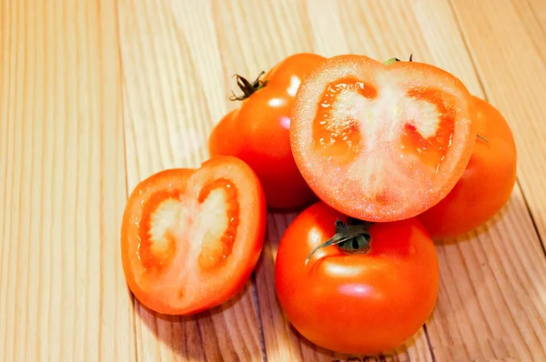 Frische Tomaten Auf Einem Holzbrett — Stockfoto