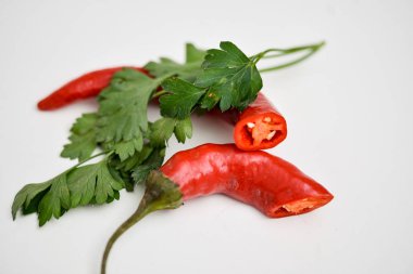 kırmızı biber ve maydanoz