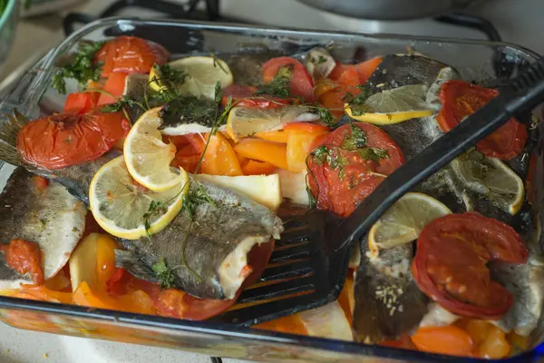 Pescado Con Verduras Salsa — Foto de Stock