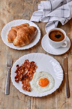  Kahvaltıda kruvasan ve kahve.