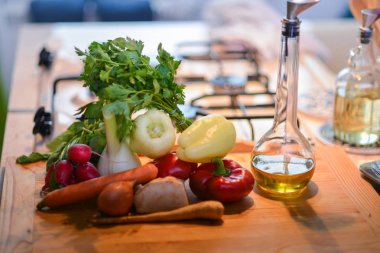  Taze sebzeler masada.