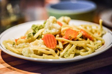  domates soslu makarna ve fesleğen.