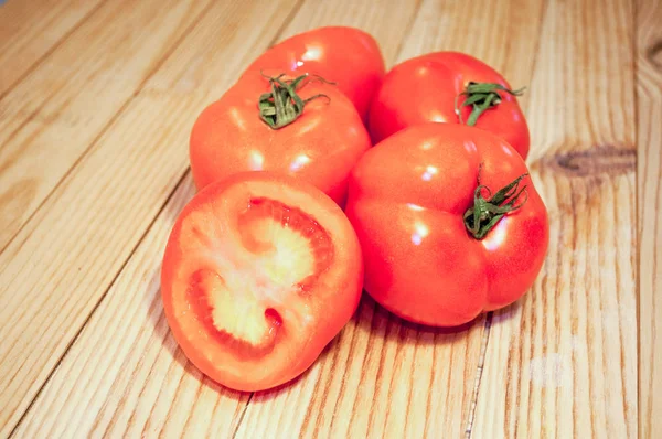 Tomates Frescos Uma Tábua Madeira — Fotografia de Stock