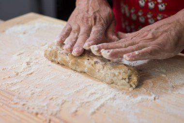 eller geleneksel hamur yoğurma