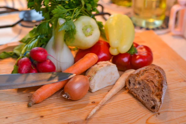 Verduras Frescas Una Tabla Cortar — Foto de Stock