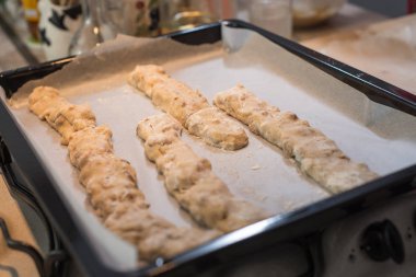  Tavada kızarmış tavuk.