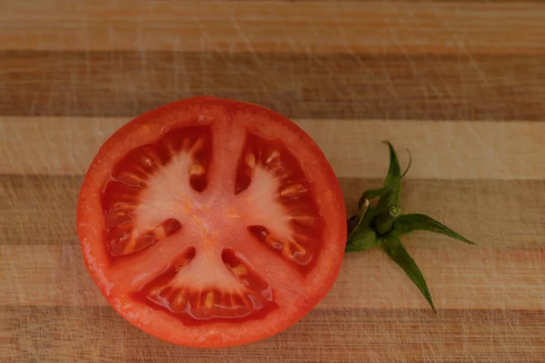 Tomate Auf Holzbrett — Stockfoto