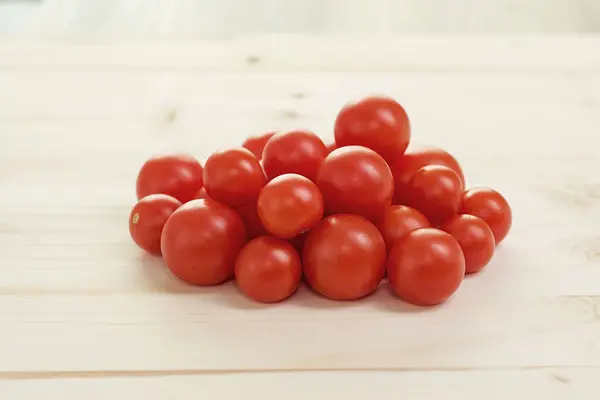 Ντομάτες Ξύλινο Τραπέζι — Φωτογραφία Αρχείου