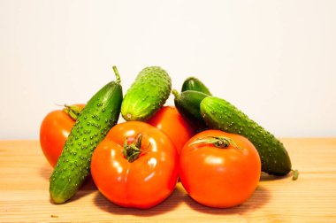  Beyaz arka planda taze sebzeler