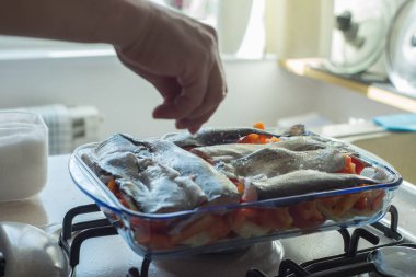  Şef mutfakta yemek hazırlıyor.