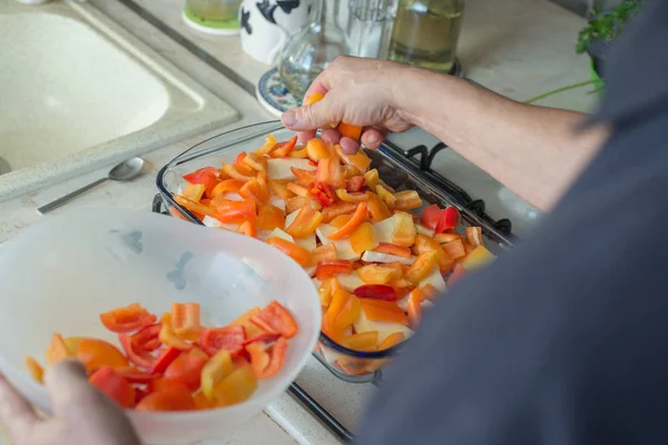 Mulher Cortando Legumes Cozinha — Fotografia de Stock