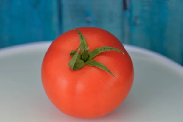 木制背景上的西红柿 — 图库照片